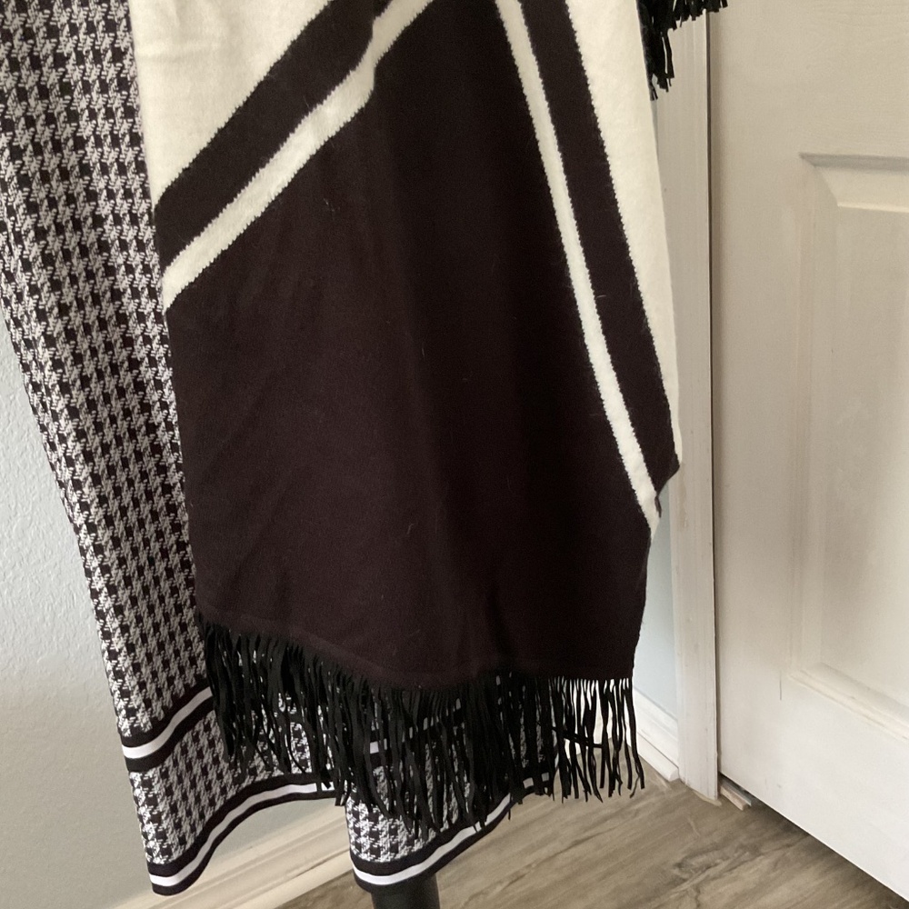 Beautiful Black and White Color Block Wrap - Picture 4 of 5